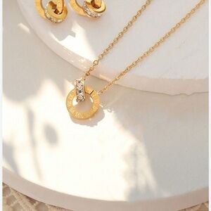 Elegant Gold Necklace with Crystal Accents